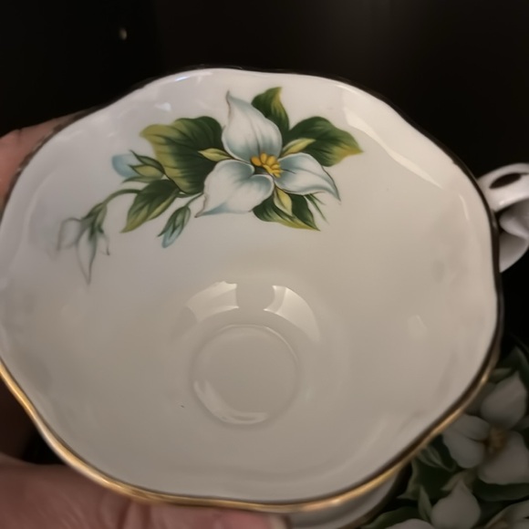 Royal Albert provincial flowers Trillium teacup and saucer - Picture 3 of 5